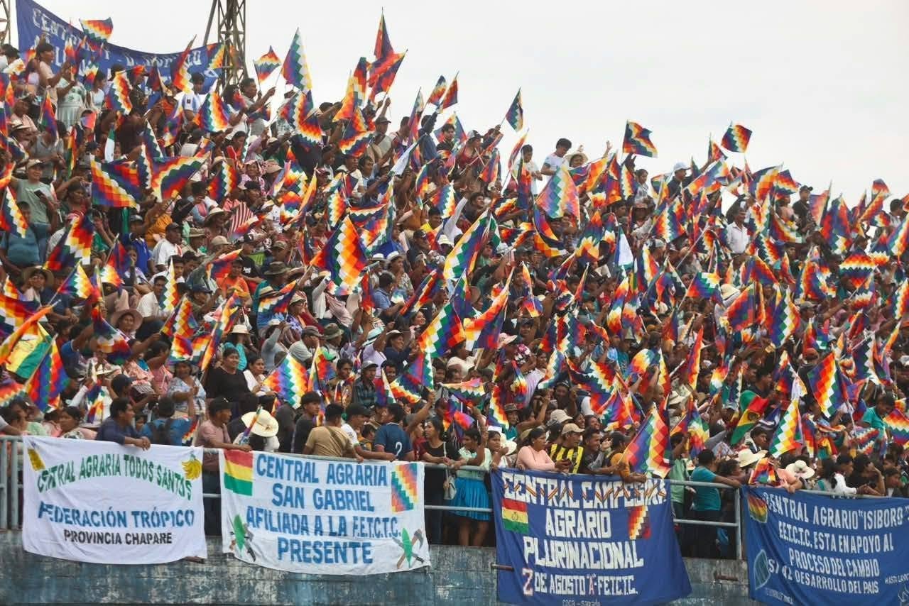 Gradería llena de wiphalas durante la asamblea en el Trópico de Cochabamba